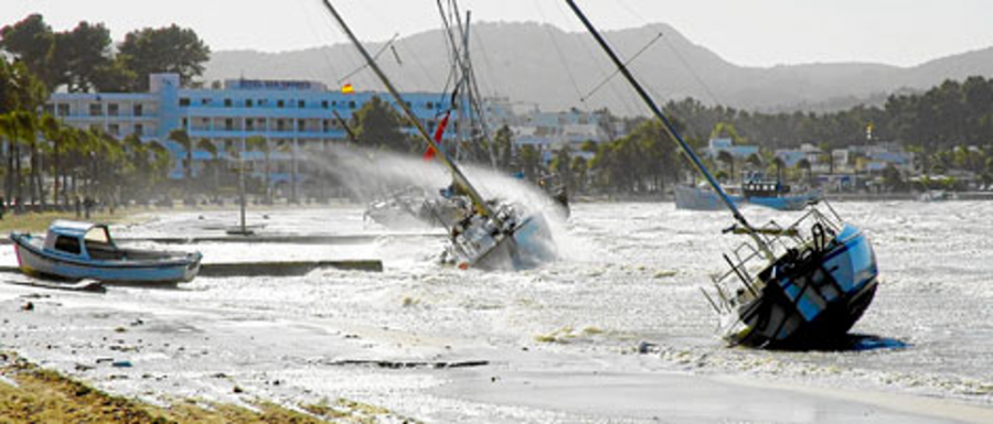 barcos varados por mal tiempo